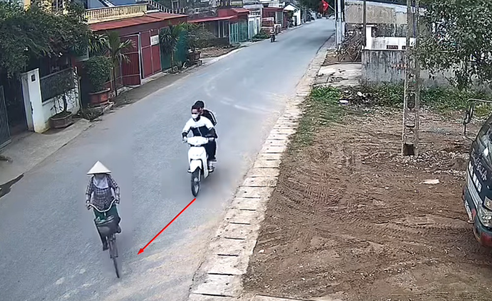 Sém chút nữa.. Chạy bằng cả tá/nh m..ạng