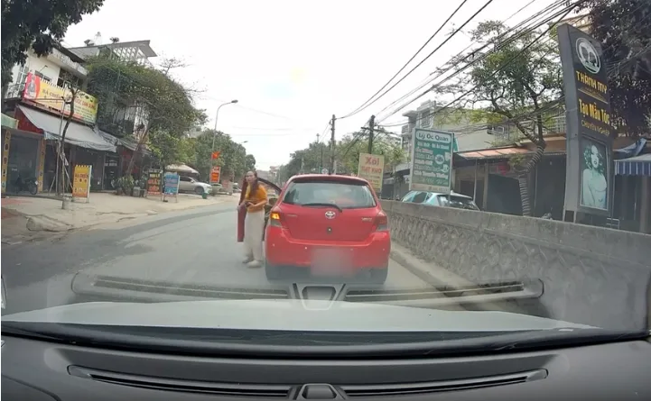 Cạn lời: Xe thì xi nhan – nhưng người thì rẻ còn xe ở lại, hết thuốc cứu :))